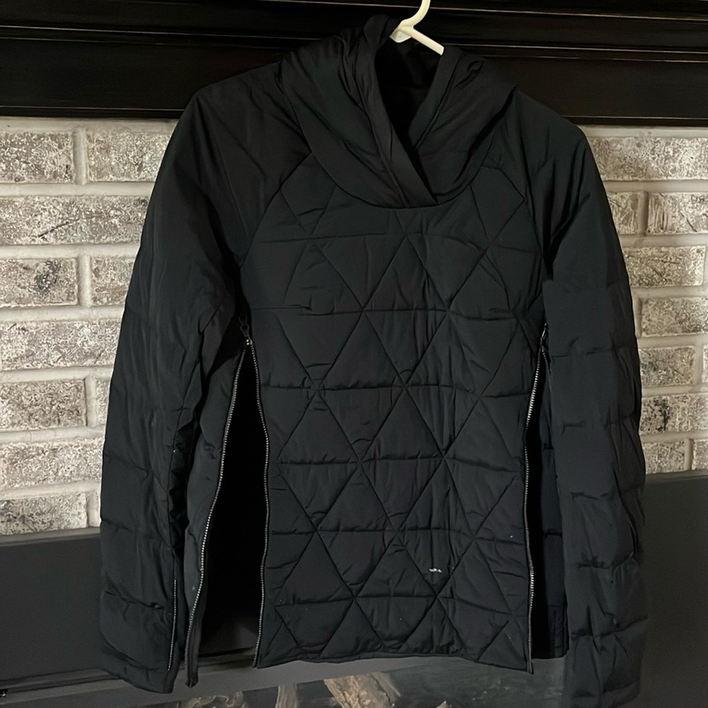 Lululemon size 4, zip away coat with hood, black, good condition, lightweight